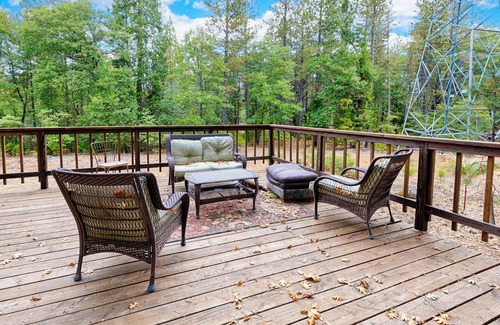 Middletown Ski Chalet | Embrace the Seasons' Sweetness: Discover the Serene Beauty of Cole Ridge Chalet.
