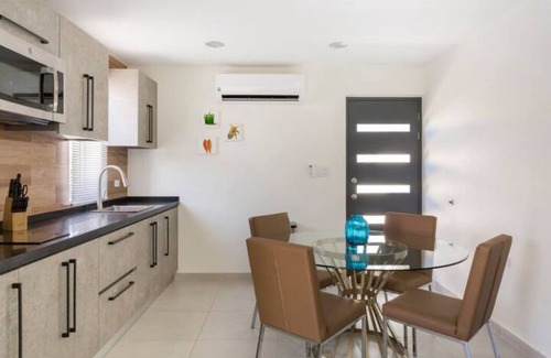 Gold Coast Apartment | Emerald 1BR APT -#E1 in Noord-Sleeps 2