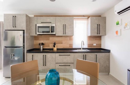 Gold Coast Apartment | Emerald 1BR APT -#E1 in Noord-Sleeps 2