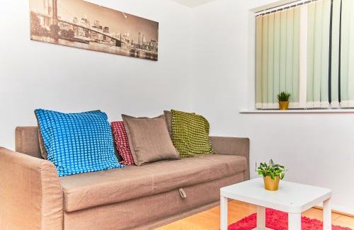 Custom House Apartment | Emerald Apartments A star Proximity
