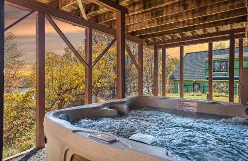 Long Pond House | Emerald Bluff by AvantStay Lake Views Deck Fire Pit Game Room