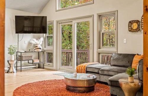 Long Pond House | Emerald Bluff by AvantStay Lake Views Deck Fire Pit Game Room