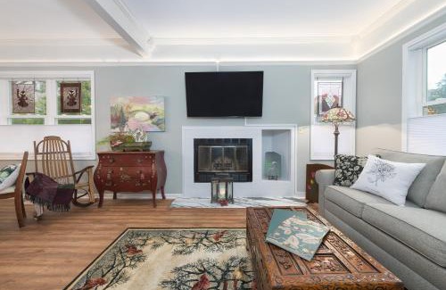 South Haven House | Emerald Cottage- pool- close to beaches