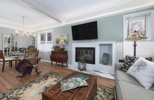 South Haven House | Emerald Cottage- pool- close to beaches