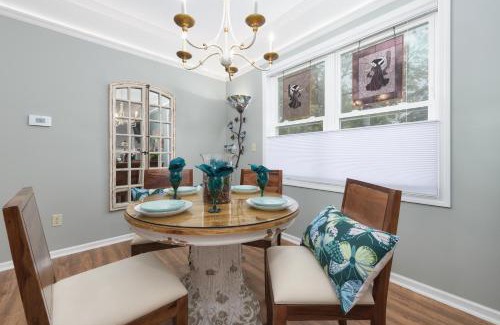 South Haven House | Emerald Cottage- pool- close to beaches