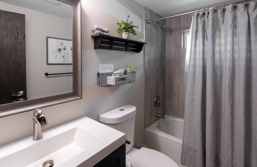 Long Pond Cottage | Emerald Hideaway A Cozy 3bd Cabin near Camelback (minimum 31 day stay)