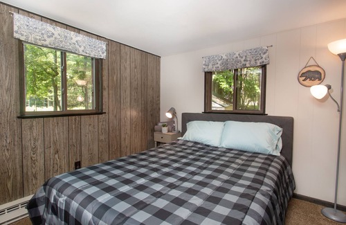 Long Pond Cottage | Emerald Hideaway A Cozy 3bd Cabin near Camelback (minimum 31 day stay)