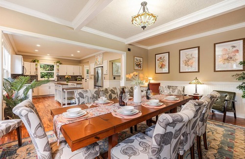 Newberg House | Emerald House - Luxurious and Spacious 6-bedroom house in charming Newberg