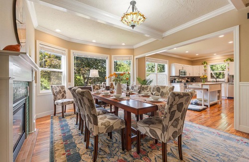 Newberg House | Emerald House - Luxurious and Spacious 6-bedroom house in charming Newberg