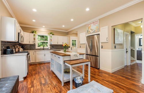 Newberg House | Emerald House - Luxurious and Spacious 6-bedroom house in charming Newberg