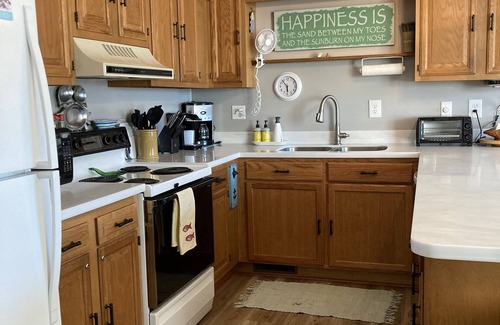 Emerald Isle Cottage | EMERALD ISLE - 2nd Row, 4 BR, 2BA, SLEEPS 10, ONLY 3 WEEKS LEFT! HURRY BOOK NOW!