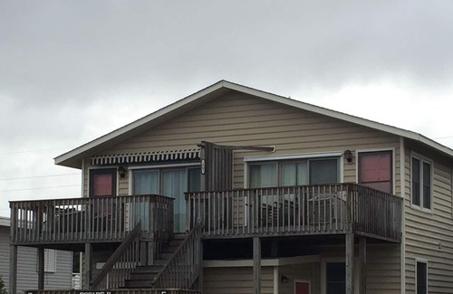 Emerald Isle Cottage | EMERALD ISLE - 2nd Row, 4 BR, 2BA, SLEEPS 10, ONLY 3 WEEKS LEFT! HURRY BOOK NOW!