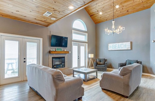 Gilchrist House | Emerald Isle, Beachfront, Sleeps 15, Dog Friendly, Gilchrist