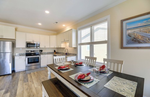 Emerald Isle Apartment | Emerald Isle Getaway w/Decks & Beach Views!