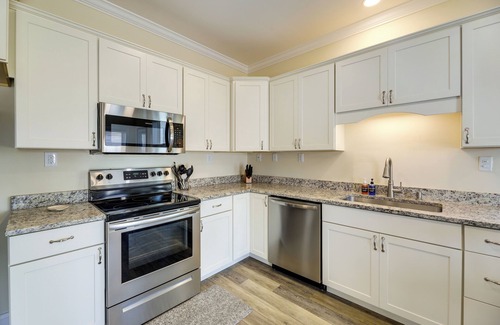 Emerald Isle Apartment | Emerald Isle Getaway w/Decks & Beach Views!