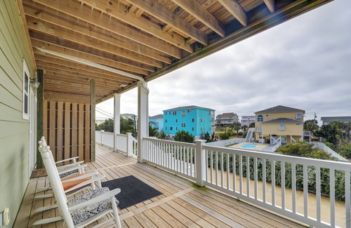 Emerald Isle Apartment | Emerald Isle Getaway w/Decks & Beach Views!