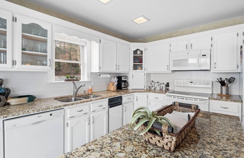 Arley House | Emerald Lakeshore: 4 BR, 4 BA in Arley, Sleeps 10