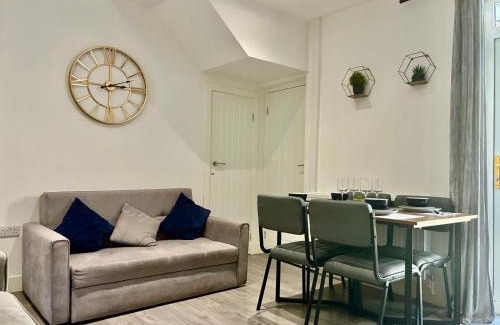 Castle House | EMERALD LIVING, 4 bedrooms, sleeps 7 in the heart of Swansea!