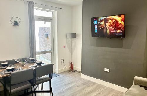 Castle House | EMERALD LIVING, 4 bedrooms, sleeps 7 in the heart of Swansea!
