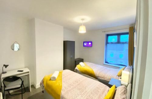 Castle House | EMERALD LIVING, 4 bedrooms, sleeps 7 in the heart of Swansea!