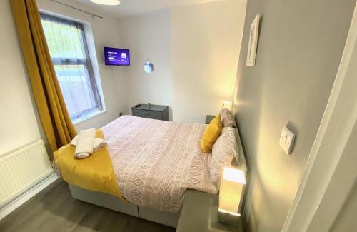 Castle House | EMERALD LIVING, 4 bedrooms, sleeps 7 in the heart of Swansea!