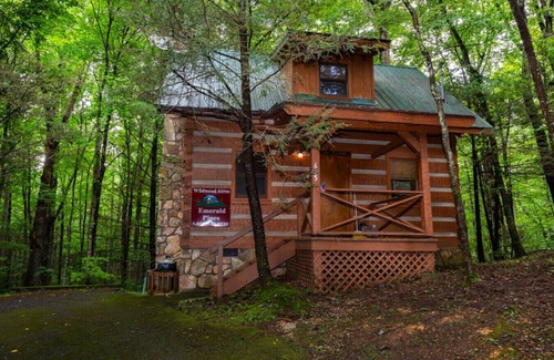 Cosby Cabin | Emerald Pines-quaint & private mountain cabin