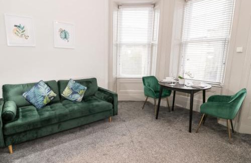 Barmouth Apartment | Emerald Suite