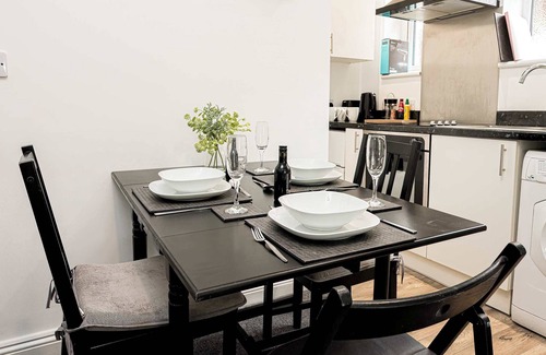 Moseley Apartment | Emerald Suite Moseley Mews by StayStaycations