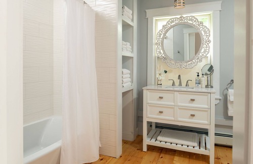Kennebunk Apartment | Emerson Cottage at Waldo Emerson Inn