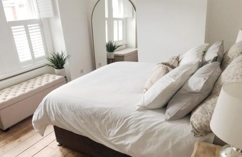 Poole House | Emerson House 2Bed Sleeps 6 EV Point Dog Friendly Parking Groups Families Professionals