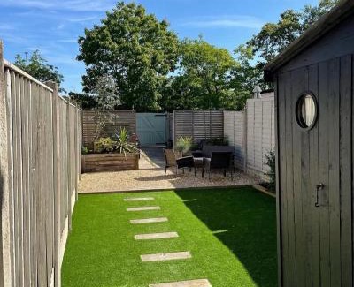 Poole House | Emerson House 2Bed Sleeps 6 EV Point Dog Friendly Parking Groups Families Professionals