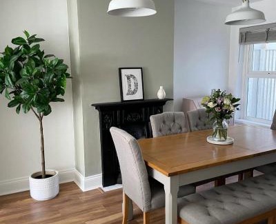 Poole House | Emerson House 2Bed Sleeps 6 EV Point Dog Friendly Parking Groups Families Professionals