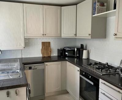 Poole House | Emerson House 2Bed Sleeps 6 EV Point Dog Friendly Parking Groups Families Professionals
