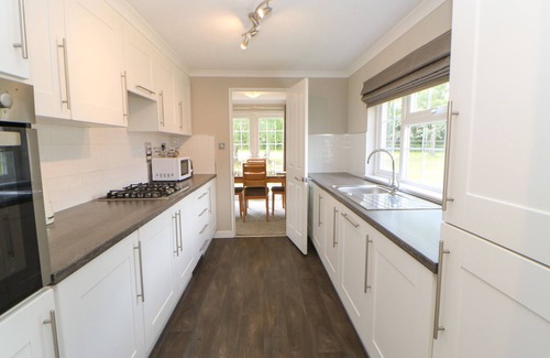 Hutton Rudby Cottage | EMMERDALE LODGE, family friendly, with hot tub in Hutton Rudby