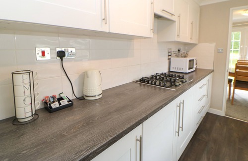 Hutton Rudby Cottage | EMMERDALE LODGE, family friendly, with hot tub in Hutton Rudby
