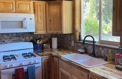 Kila Cottage | Emmons Creek Landing. Spacious peaceful creek side cabin.