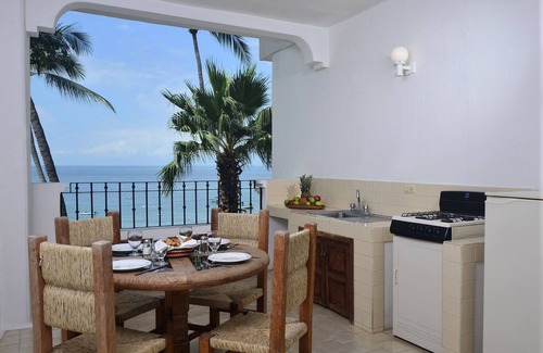 Amapas Hotel | Emperador Vallarta Beachfront Hotel and Suites