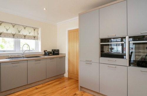 Spean Bridge House | EMSA HOUSE, family friendly, with hot tub in Spean Bridge