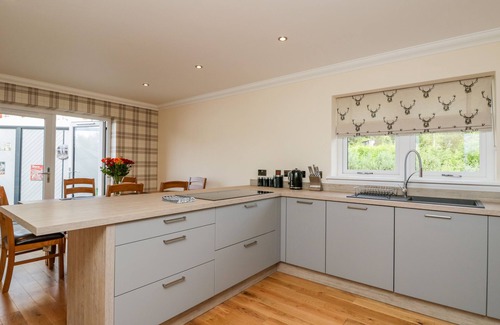 Spean Bridge House | EMSA HOUSE, family friendly, with hot tub in Spean Bridge