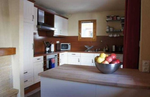 Oz Ski Chalet | En Piste Ski to/from the front door, 7 bed chalet, 5 mins to shops/restaurants