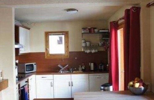 Oz Ski Chalet | En Piste Ski to/from the front door, 7 bed chalet, 5 mins to shops/restaurants