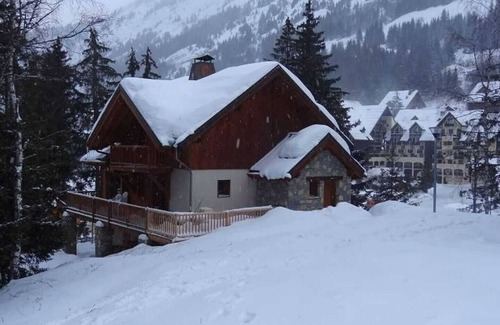 Oz Ski Chalet | En Piste Ski to/from the front door, 7 bed chalet, 5 mins to shops/restaurants
