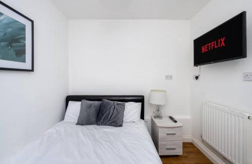 Landore Apartment | En-suite Apartment, Fully Equipped Kitchen
