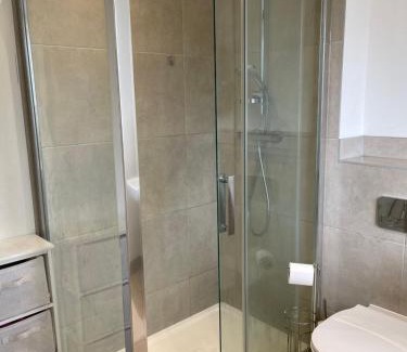 Horley House | En-suite bedroom in a family home near Gatwick airport and Horley station