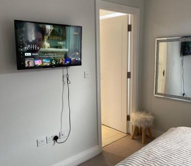 Horley House | En-suite bedroom in a family home near Gatwick airport and Horley station
