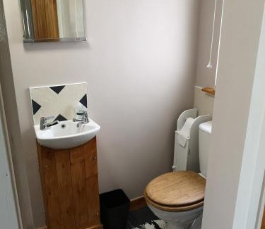 Porthmadog House | En-suite Bedroom in a quiet bungalow