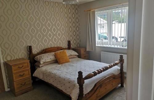 Porthmadog House | En-suite Bedroom in a quiet bungalow