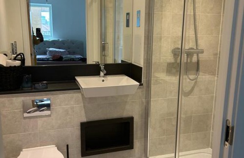 East Acton House | En-suite Double Room in a shared apartment close to central London