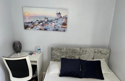 Doncaster House | En-suite Room Near City Center 4