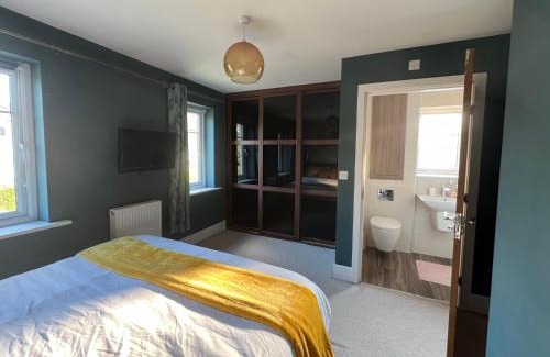 Sheffield House | En-suite Room with Super King Size Bed - Free Wifi - Free Parking